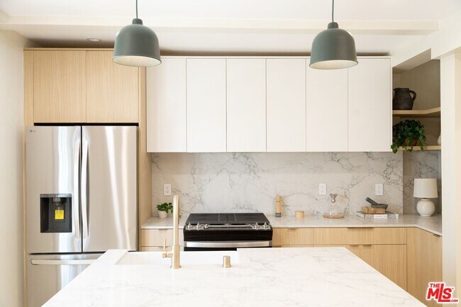 Building Photo - 1409 N De Longpre Ave