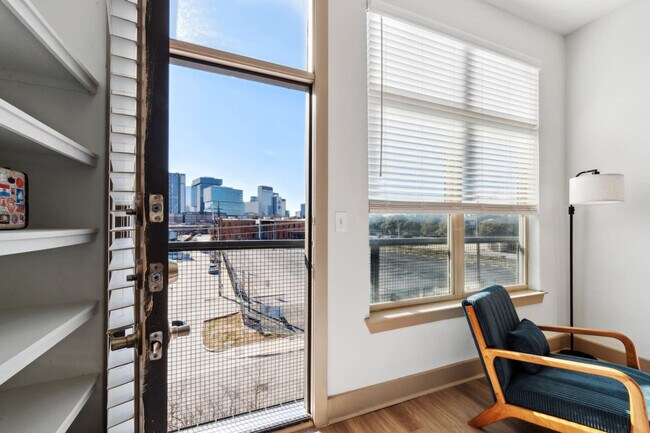 Building Photo - 264 N Walton St