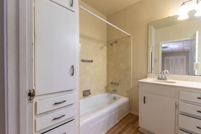 Building Photo - 1227 Ector St