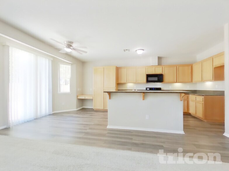 Building Photo - 733 Pino Ave