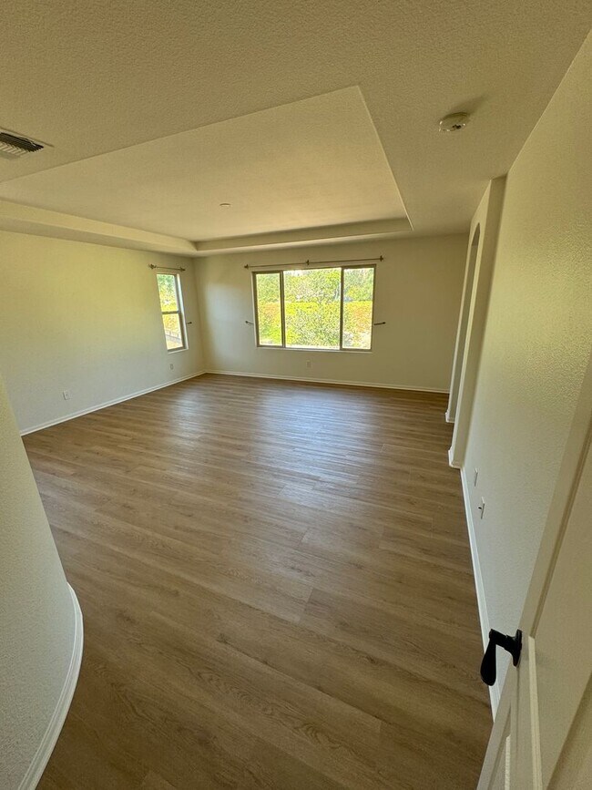 Building Photo - 4 Bedroom + Utility Room / 3.5 Bath Home F...