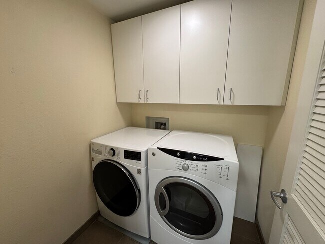 Building Photo - Beautiful third level 2 bedroom condo in the Mercer