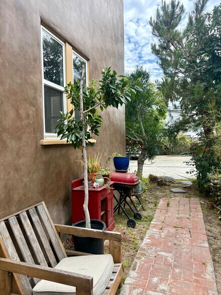 Side yard - 8512 Saturn St