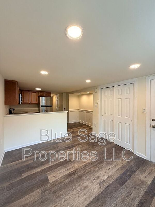 Building Photo - 2 E Manoa Rd