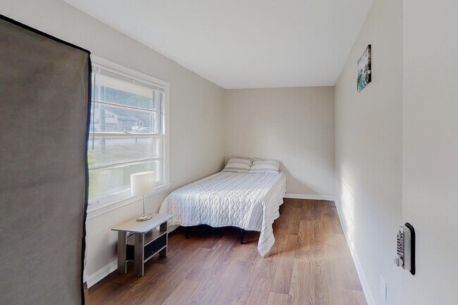 Building Photo - Hickory Hills Estates Home, a 8 minute walk to transit stop N Hairston Rd & 452