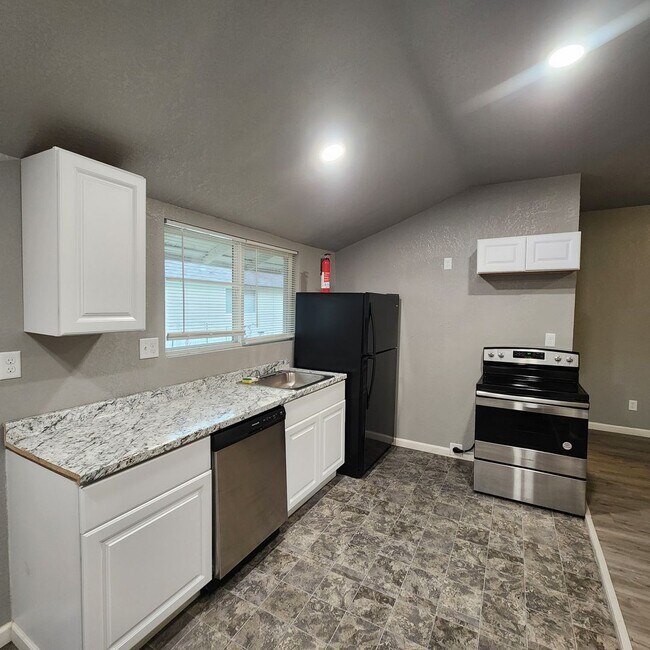 Building Photo - Centrally Located One Bedroom Duplex