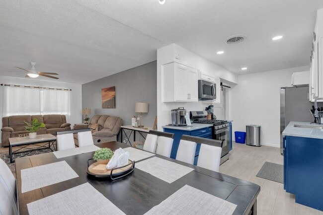 Building Photo - 9805 Sugarberry Dr