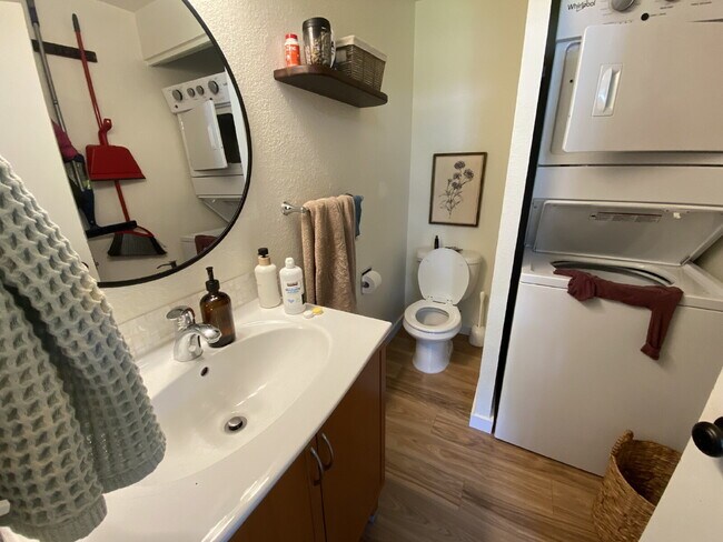 Building Photo - Spacious 2-Bedroom Townhome in Fairhaven with Spacious Fenced Yard