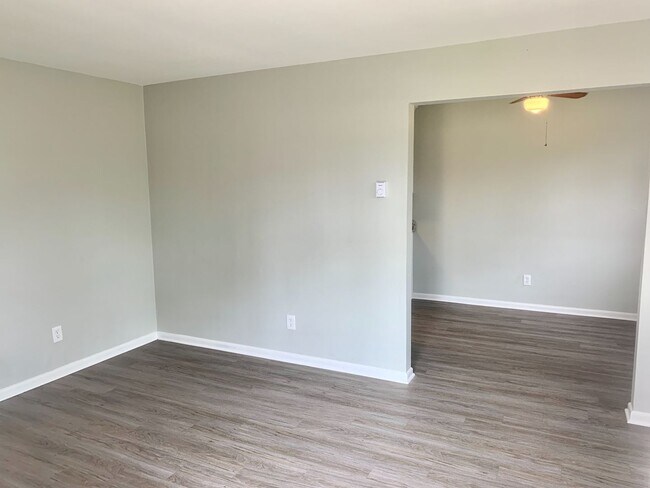 Building Photo - Woodview Avenue (314 and 316)