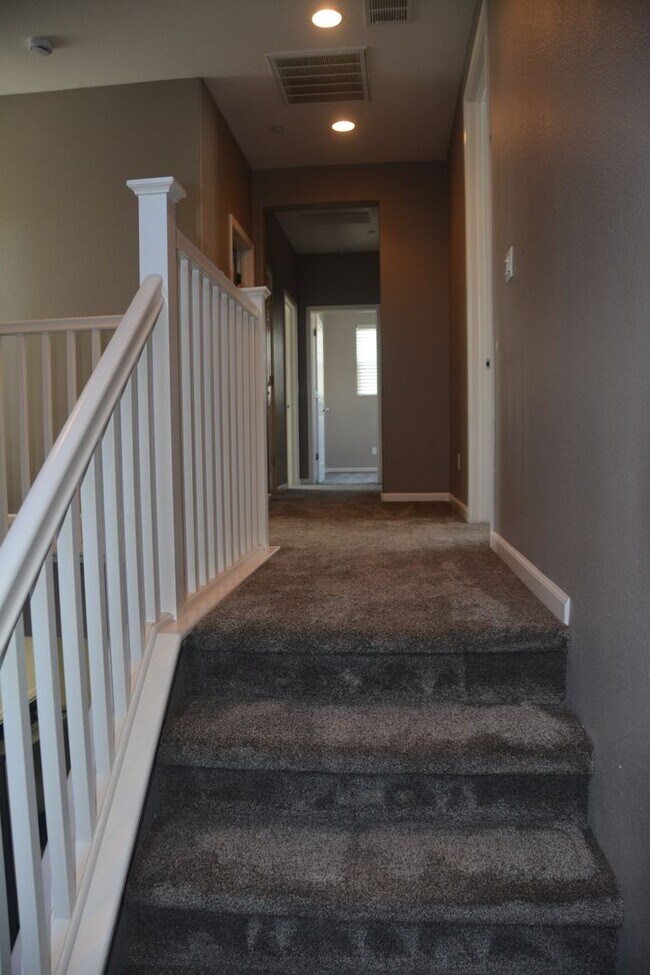 Building Photo - 321 MacArthur Way