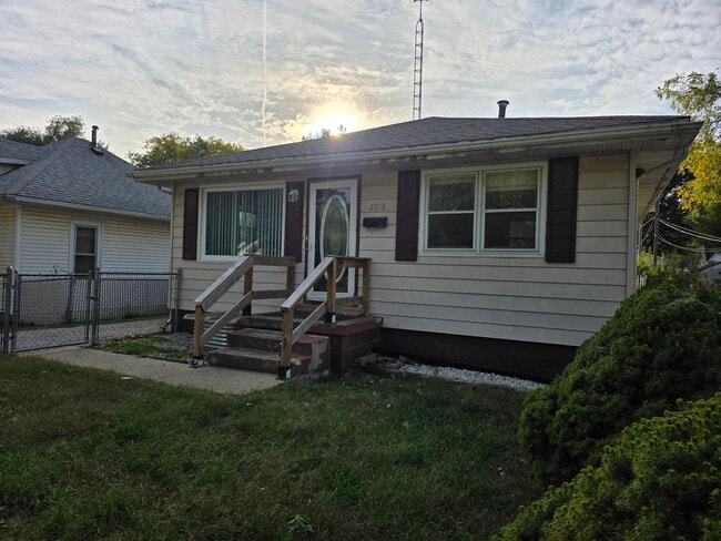 Primary Photo - 4 bedroom HOUSE For RENT