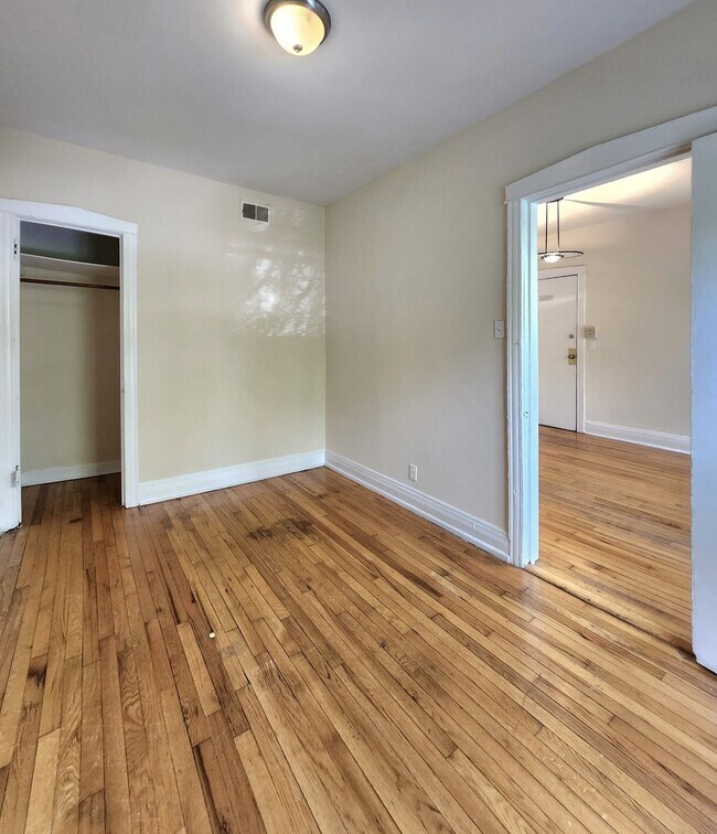 Building Photo - 1909 W Foster Ave