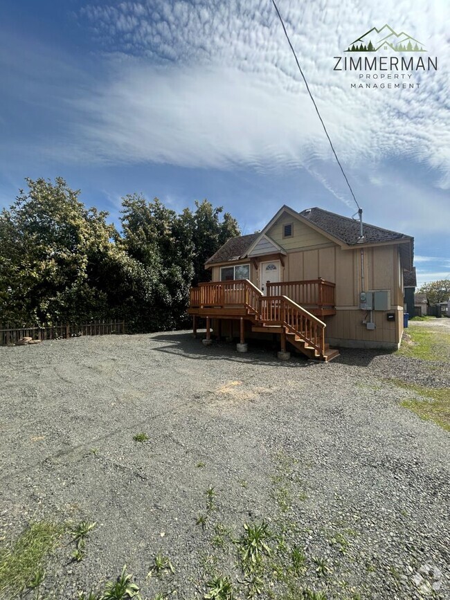 Building Photo - Fully Remodeled 3 Bedroom Home!