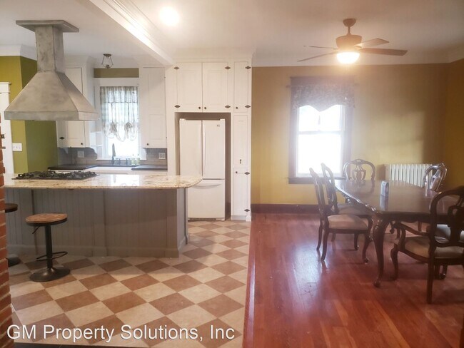 Building Photo - 3 br, 1.5 bath House - 515 S Spruce Street