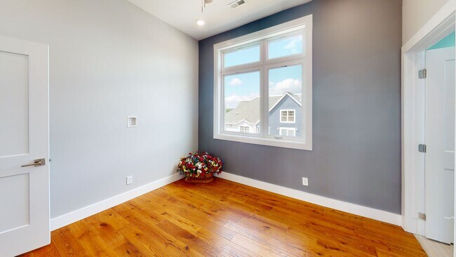 Building Photo - $1655 per Bedroom | 8BR Townhome in Fort S...