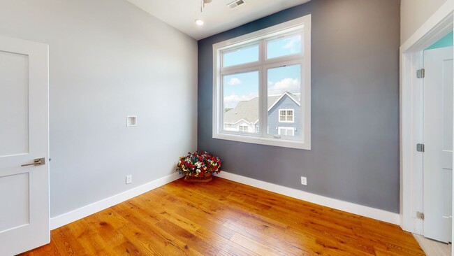 Building Photo - $1655/Bedroom |8BR Townhome in Fort Sander...