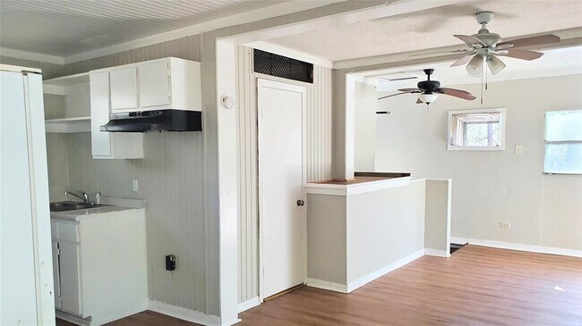 Building Photo - 5816 Pinehurst Dr
