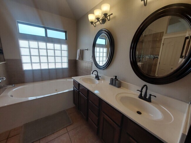 Building Photo - 4 BEDROOM 2 BATHROOM HOME 3 CAR GARAGE HOM...
