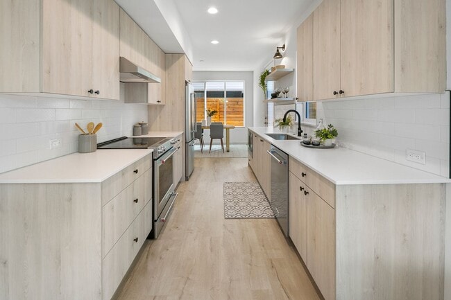 Building Photo - New Luxury Townhome in Seattle 3bed/2bath ...
