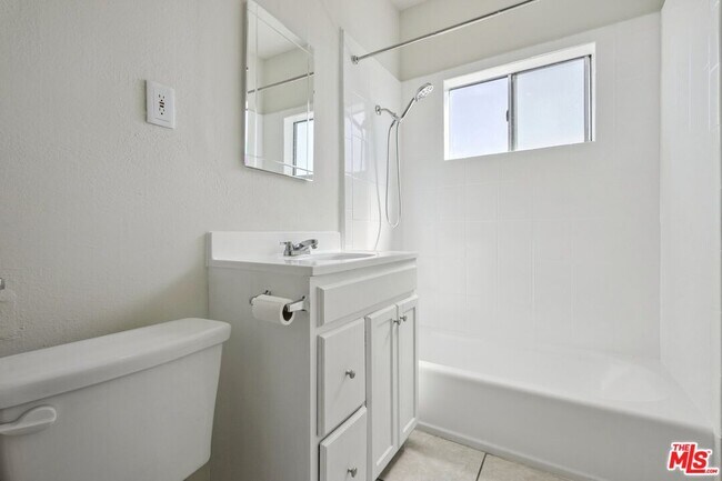 Building Photo - 1464 3/8-1464 W 35th Pl