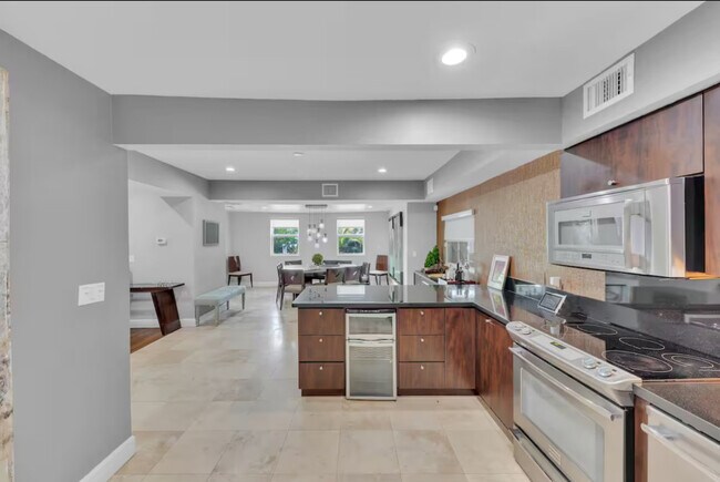 Building Photo - 200 NE 16th Ave