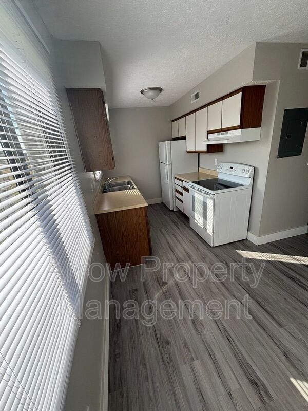 Building Photo - 2481 E 5th Ave