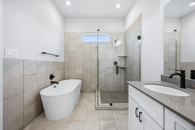 Building Photo - 6111 Campos Dr