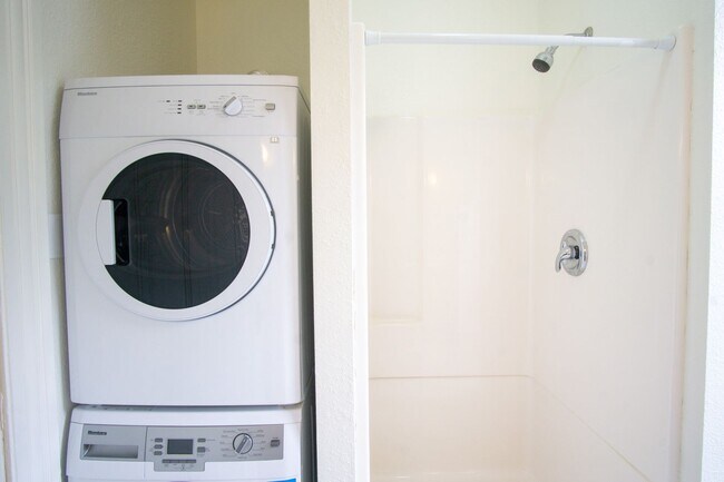 Building Photo - Gorgeous & Luxurious Remodeled Top-Floor T...