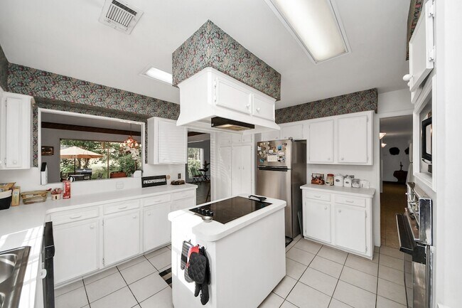 Building Photo - 17 Winged Foot Dr