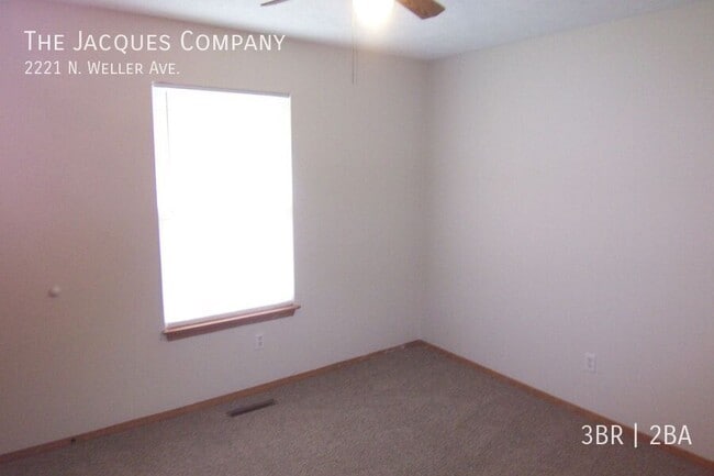 Building Photo - 2221 N Weller Ave