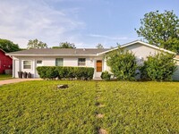 Building Photo - 308 E Grady Dr