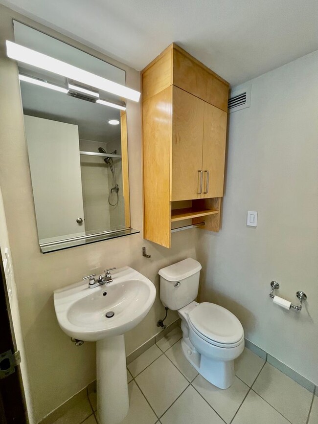 Building Photo - Gorgeous 2bd/2bath Downtown Condo - With F...