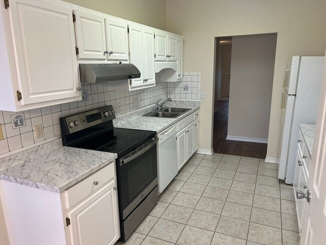 Building Photo - Located in the gated community of Parker's...