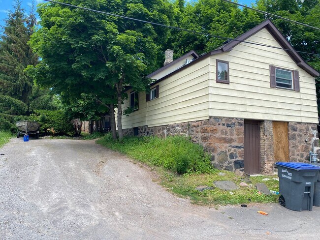 Building Photo - 920.5 E. 5th Street- Charming Cottage