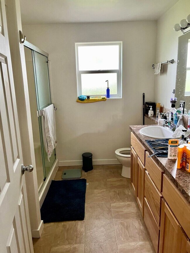 Building Photo - 4 bedroom, close to OSU