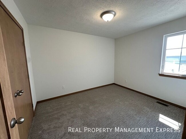 Building Photo - 3400 Heather Ave