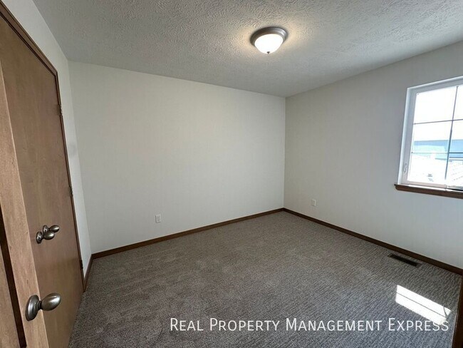 Building Photo - Modern 3 Bedroom 2.5 Bathroom Townhome