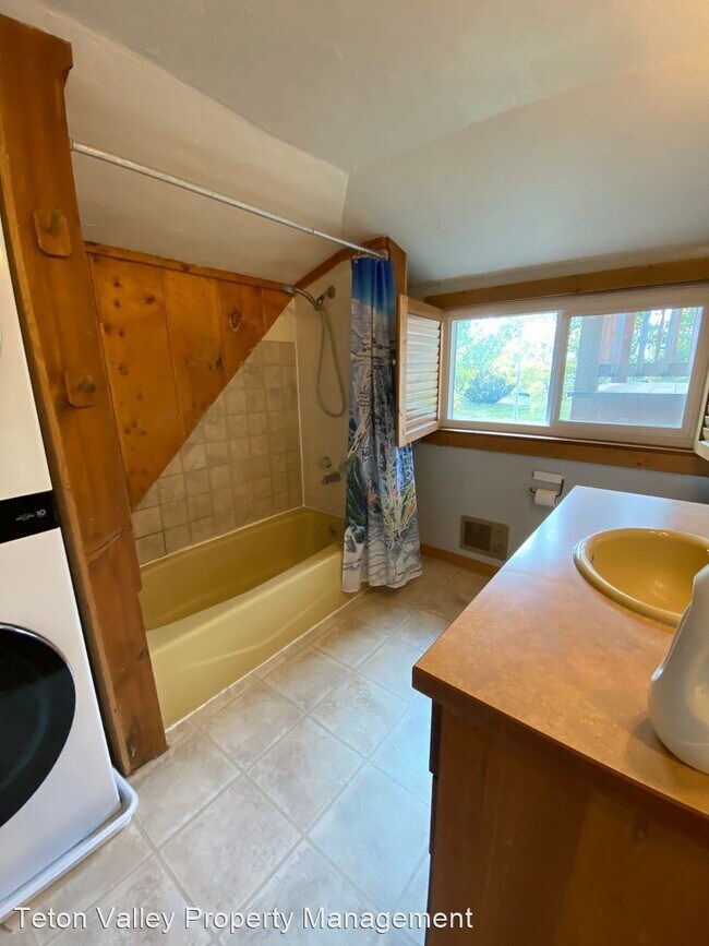 Building Photo - 2 br, 1 bath House - 5135 N 410 W Lower Unit