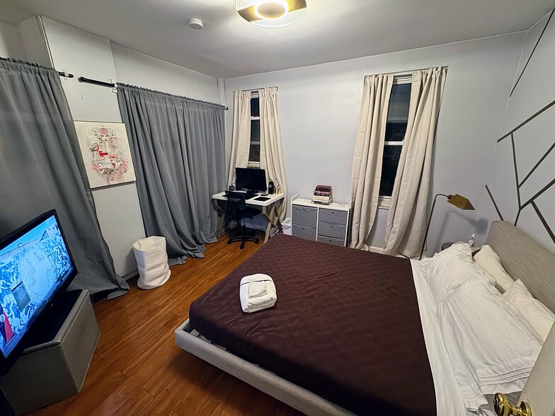 2 large windows in primary bedroom - 1718 McClellan St