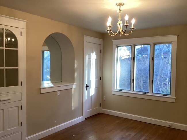 Building Photo - Two-Bedroom House