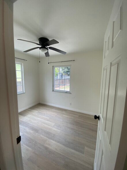 Building Photo - 834 N Parkside Ave
