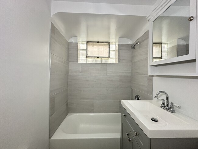 Building Photo - 6715 N California Ave