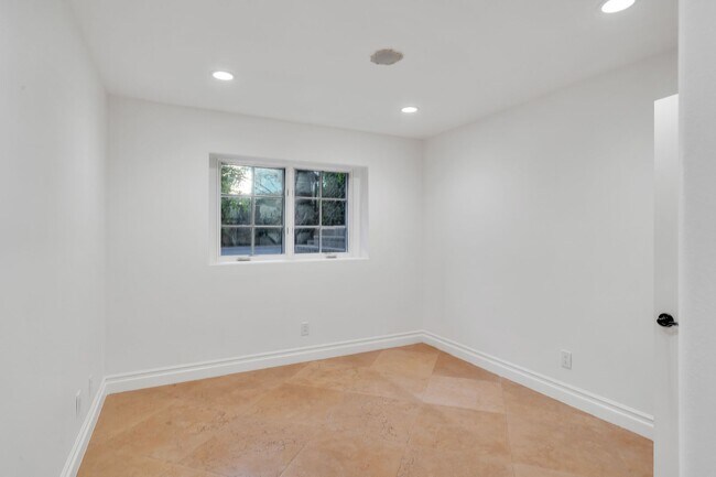 Building Photo - GORGEOUS 7 BED 6.5 BATH FOR LEASE IN BEVER...