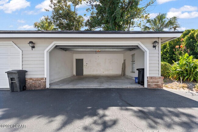 Building Photo - 596 N Nova Rd