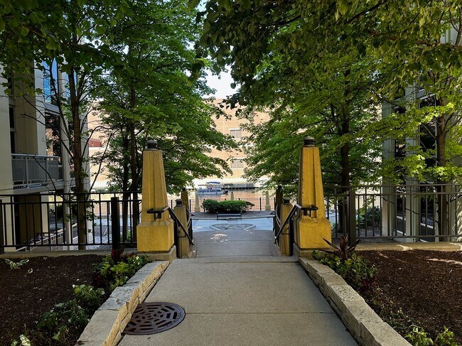 Building Photo - 720 N Larrabee St