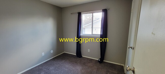 Building Photo - 3 Bd, 1 1/2 BA, home in Jacksonville