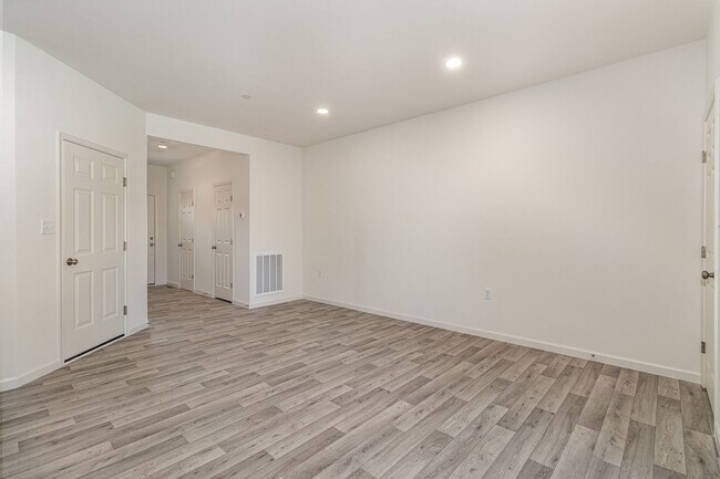 Building Photo - 7864 Oak Brook Dr