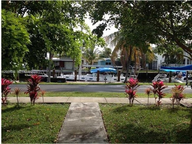 Building Photo - 305 NE 2nd Ave