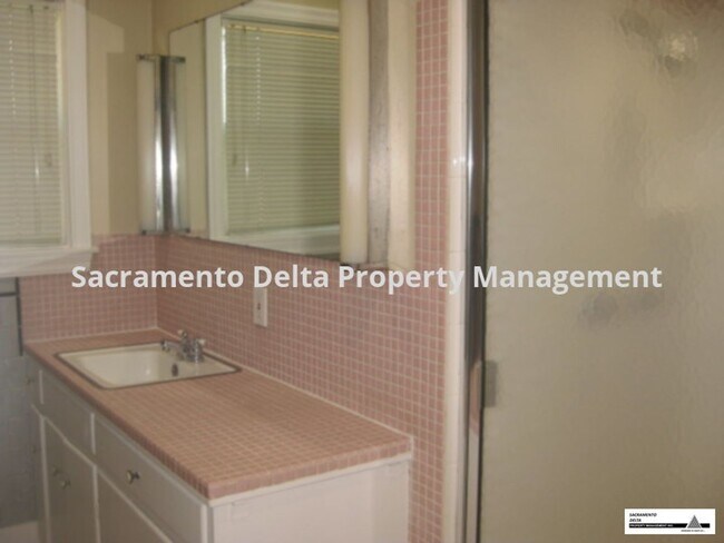 Building Photo - Wonderful 2 Bedroom Home Close to US Davis Med Center