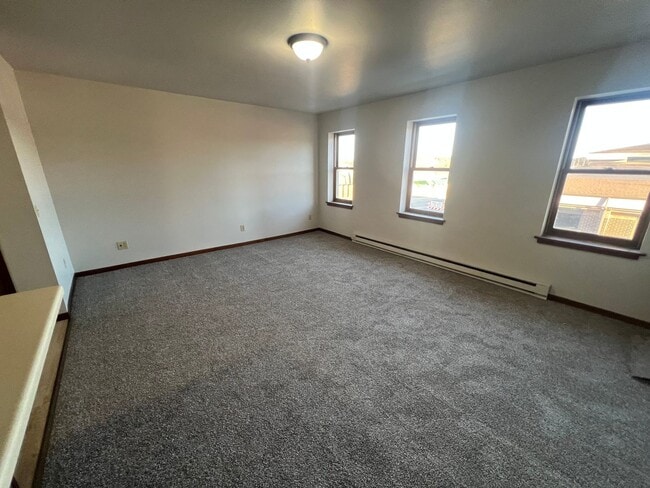 Building Photo - One Bedroom Apartment With Office Space